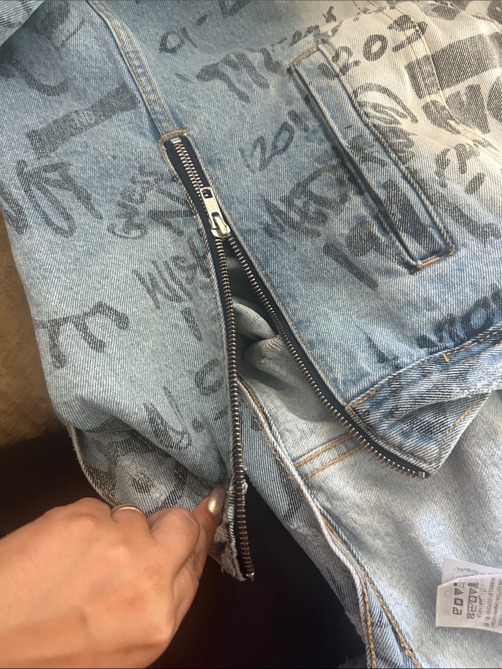 Guess Vintage Men’s Light Blue All Over Graffiti Oversized Denim Jacket Sz XXL - Picture 13 of 15